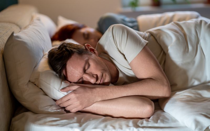 Pareja durmiendo con almohada